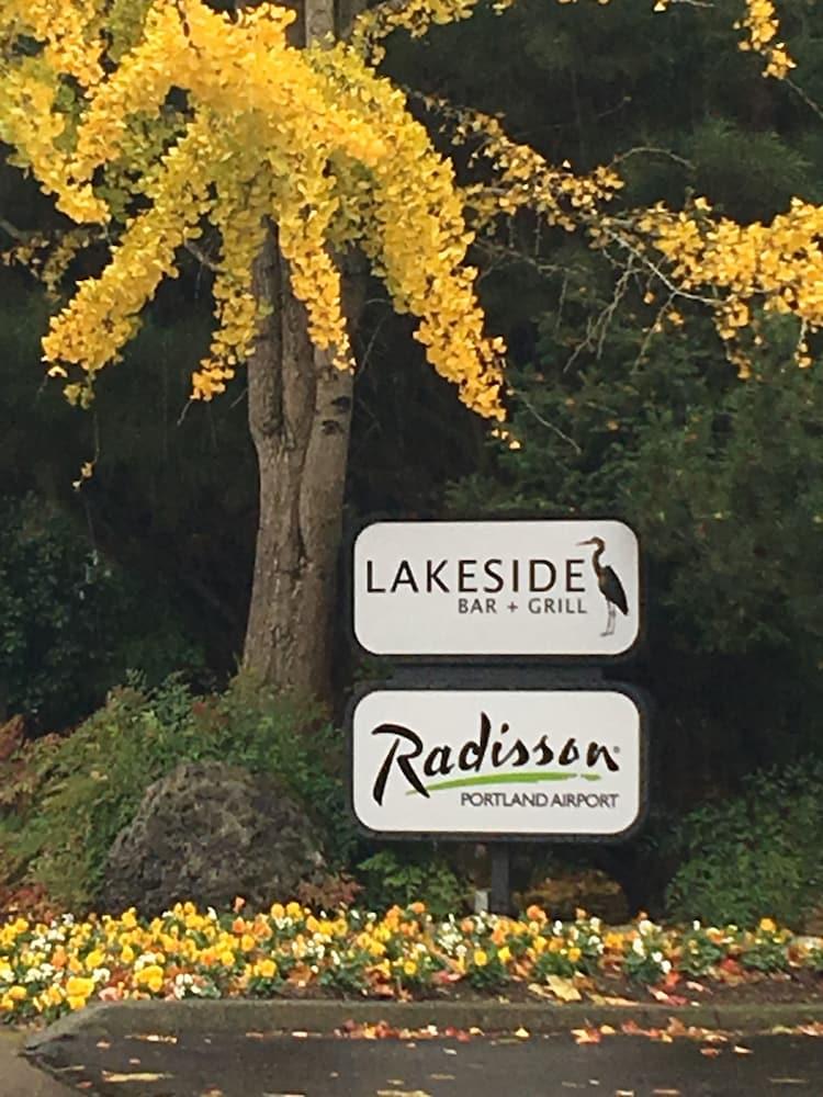 Radisson Hotel Portland Airport Exterior photo