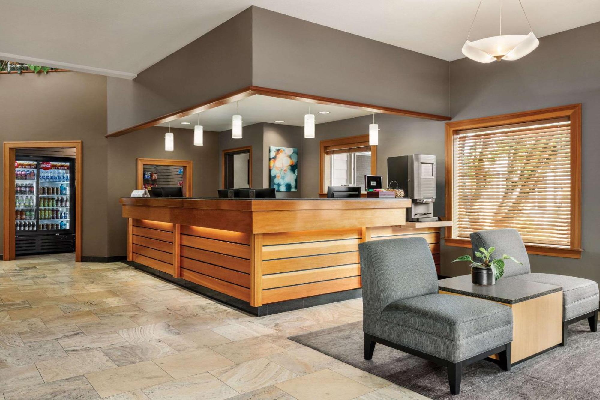 Radisson Hotel Portland Airport Exterior photo