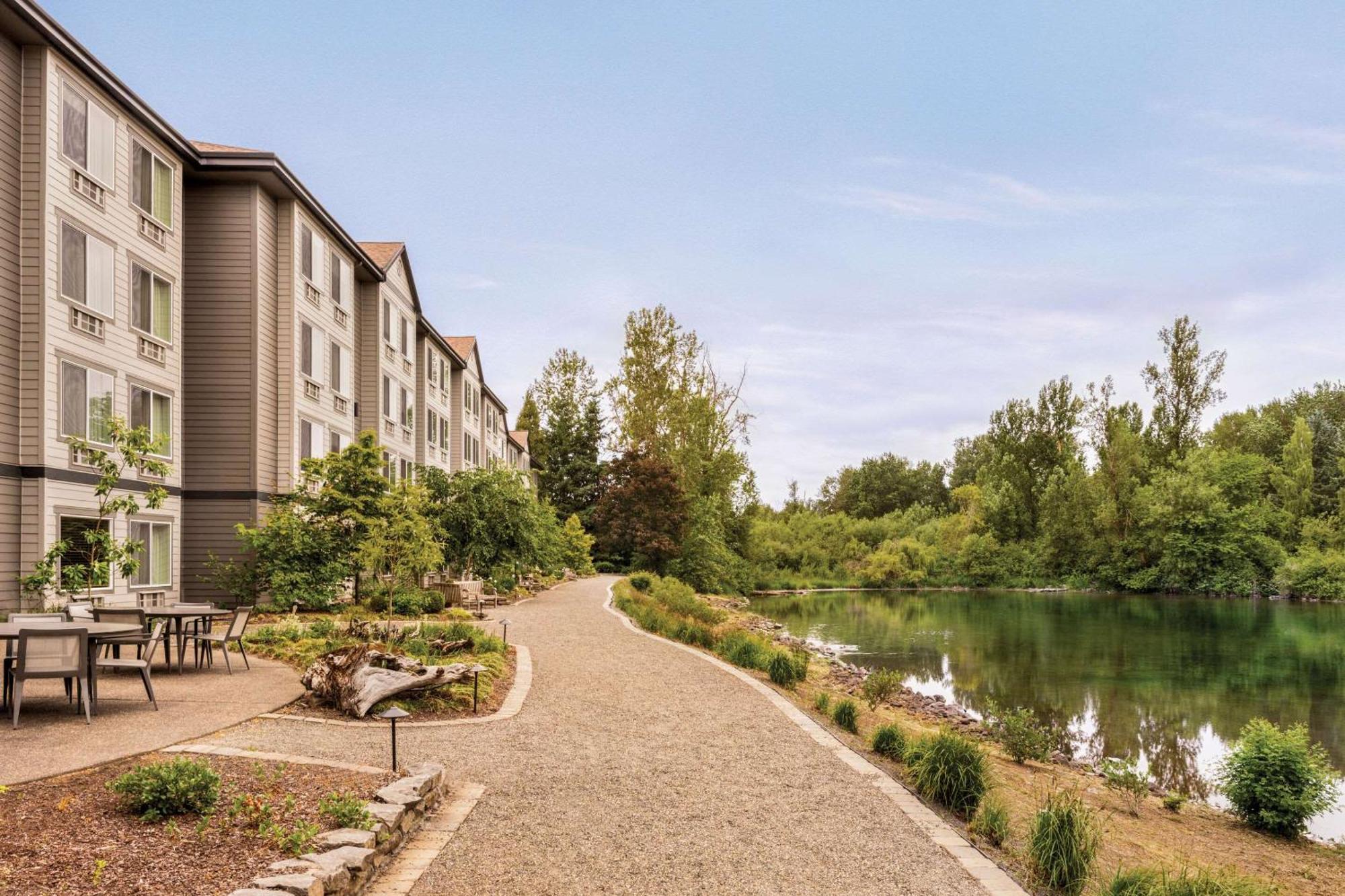 Radisson Hotel Portland Airport Exterior photo