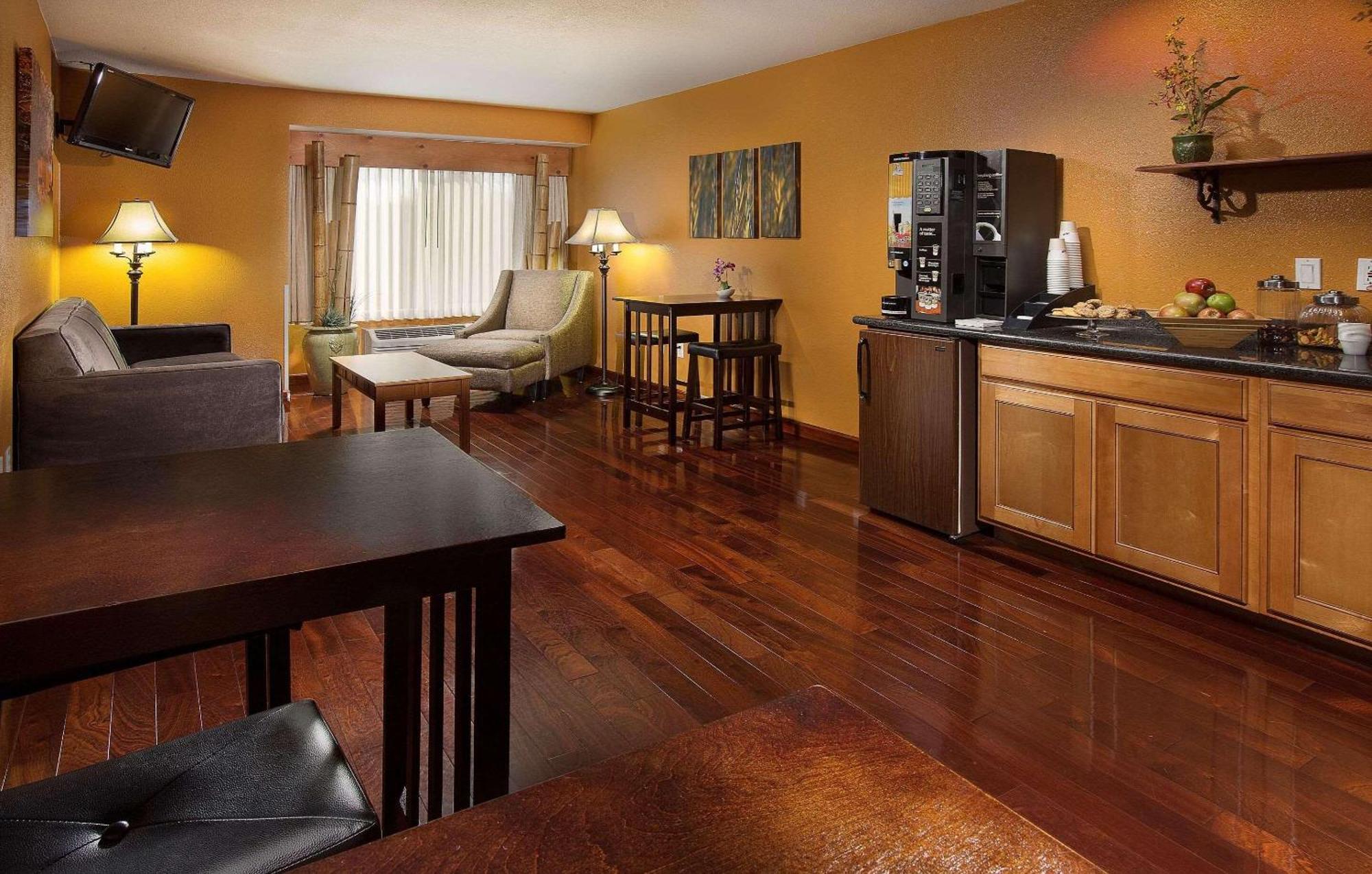Radisson Hotel Portland Airport Exterior photo