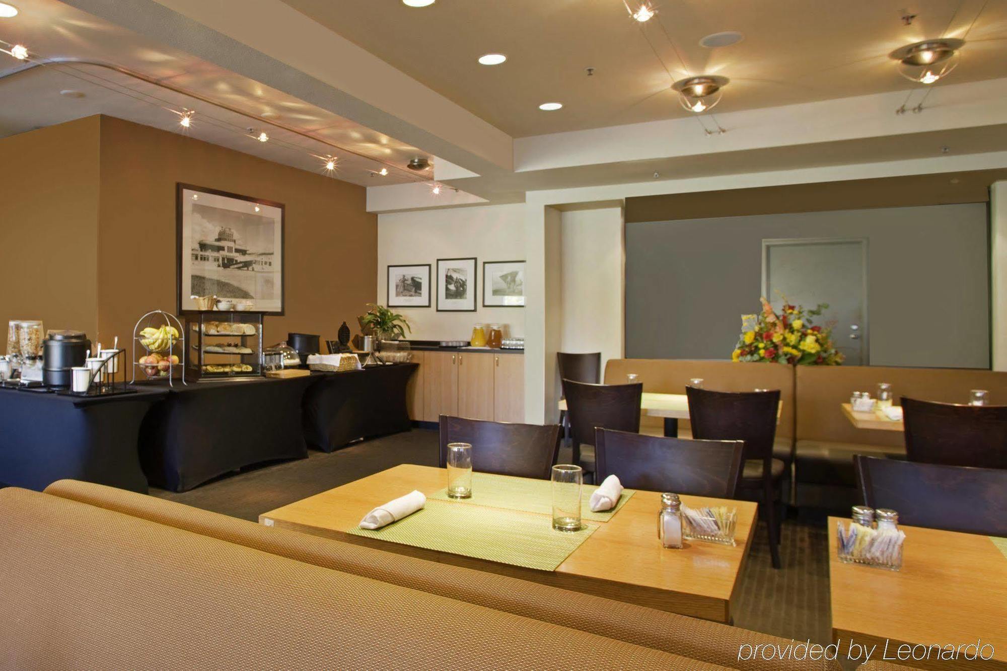 Radisson Hotel Portland Airport Restaurant photo