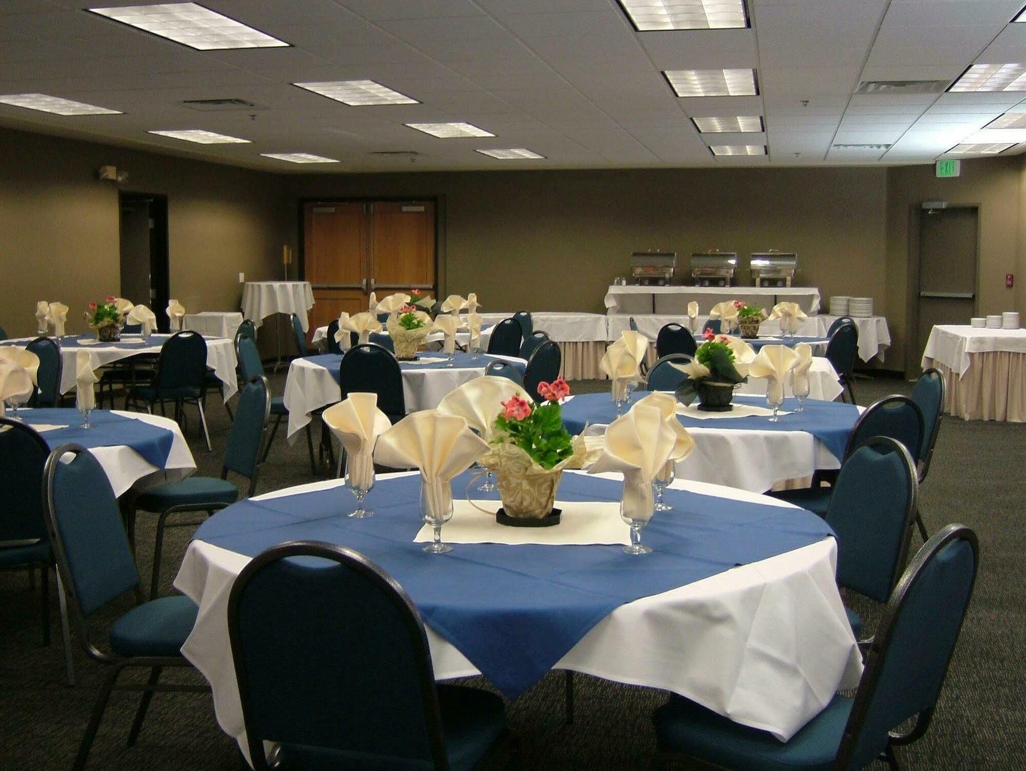 Radisson Hotel Portland Airport Restaurant photo
